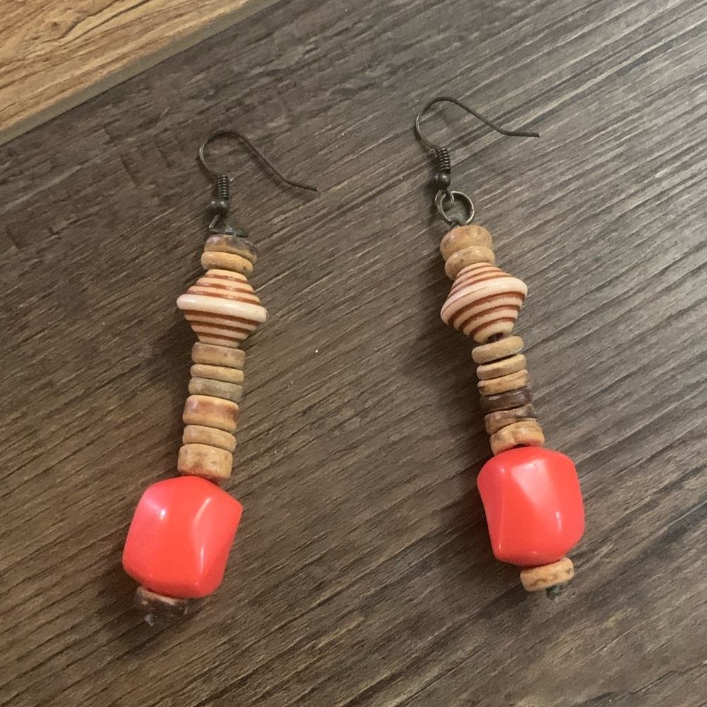 3/$20 💖 Beaded coral earrings